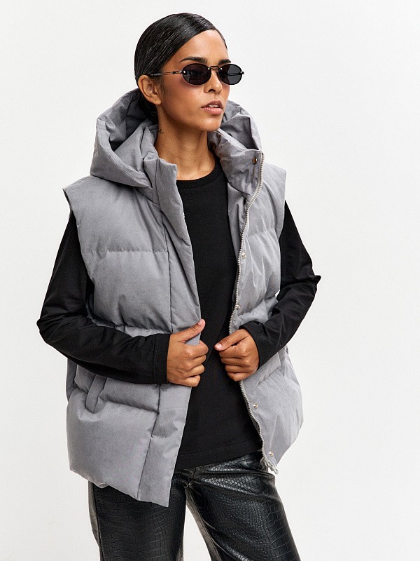 Пуховый жилет JE T'AIME GREY из бархатистой мембраны
